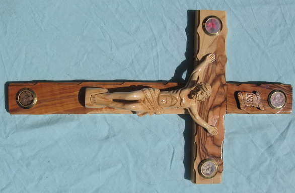 Crucifix sculptat in lemn de maslin (stil vestic)
