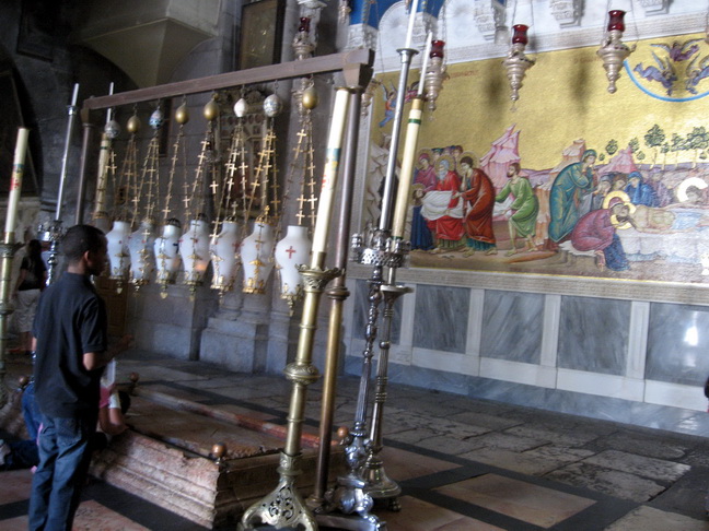 Aprinde o lumânare în Biserica Sfântului Mormânt, Ierusalim